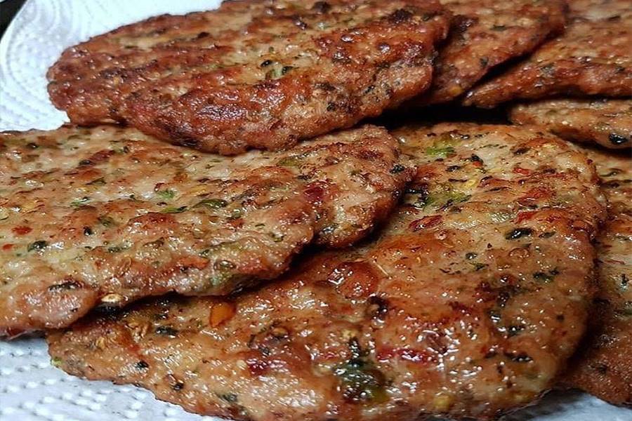 اقراص اللحم المشوية على الصاج